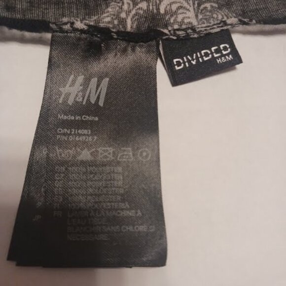 H&M DIVIDED Lightweight Scarf Shawl Black with White Skull Print, Used - Picture 5 of 5